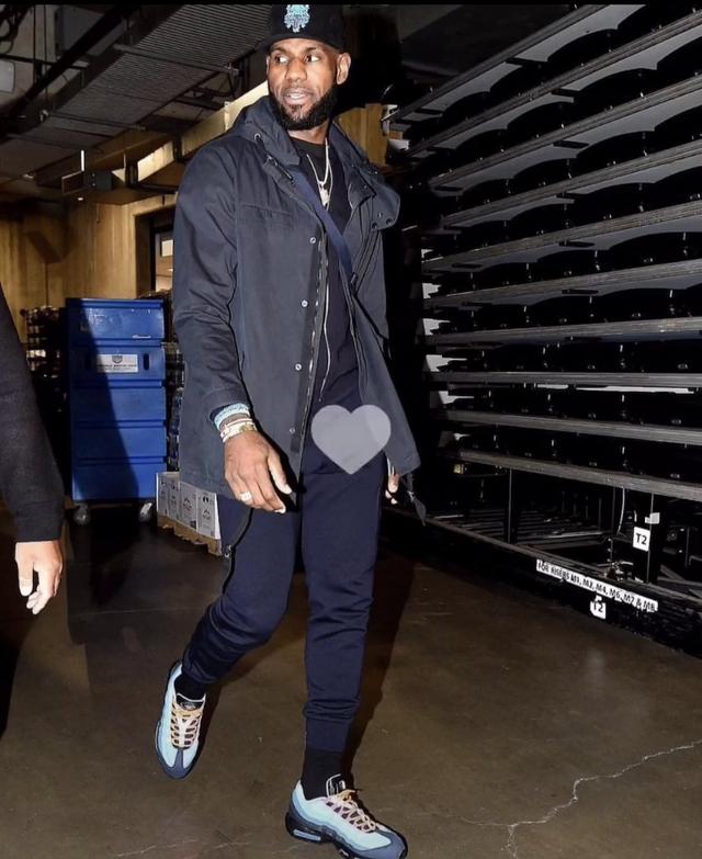 最后连丢4板！康宁汉姆：他们投的是超远三分，球没往我们这弹（末段连丢4个篮板！康宁汉姆：对手投超远三分，篮板点全不在我们这边）